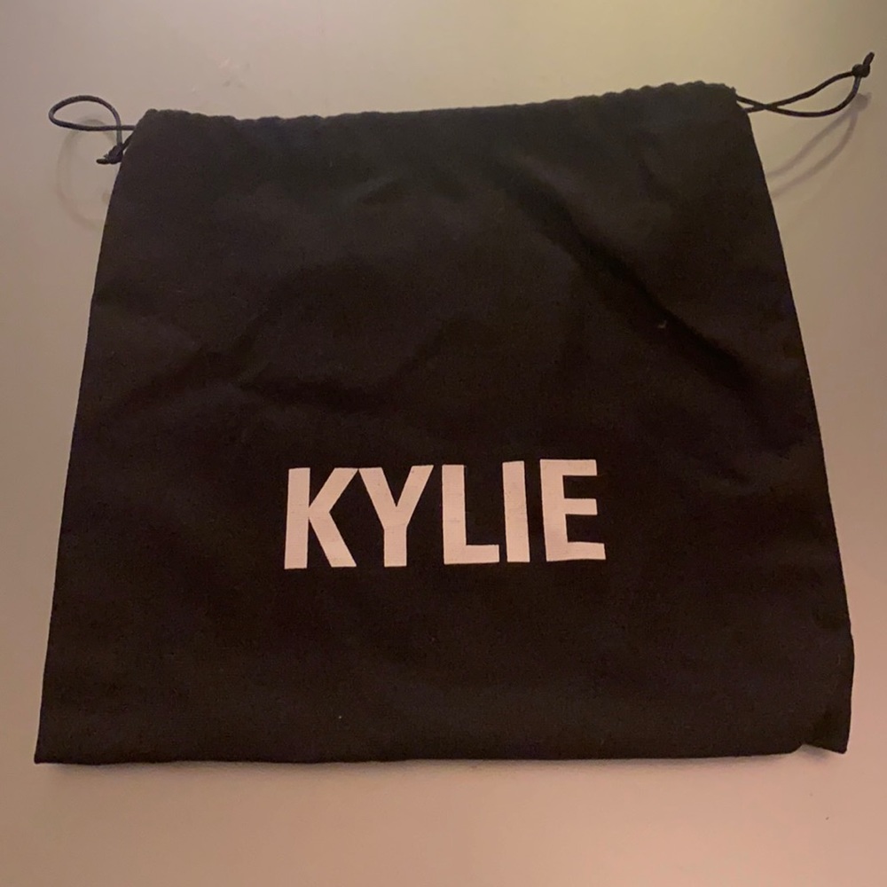 KYLIE - New black drawstring bag with white logo